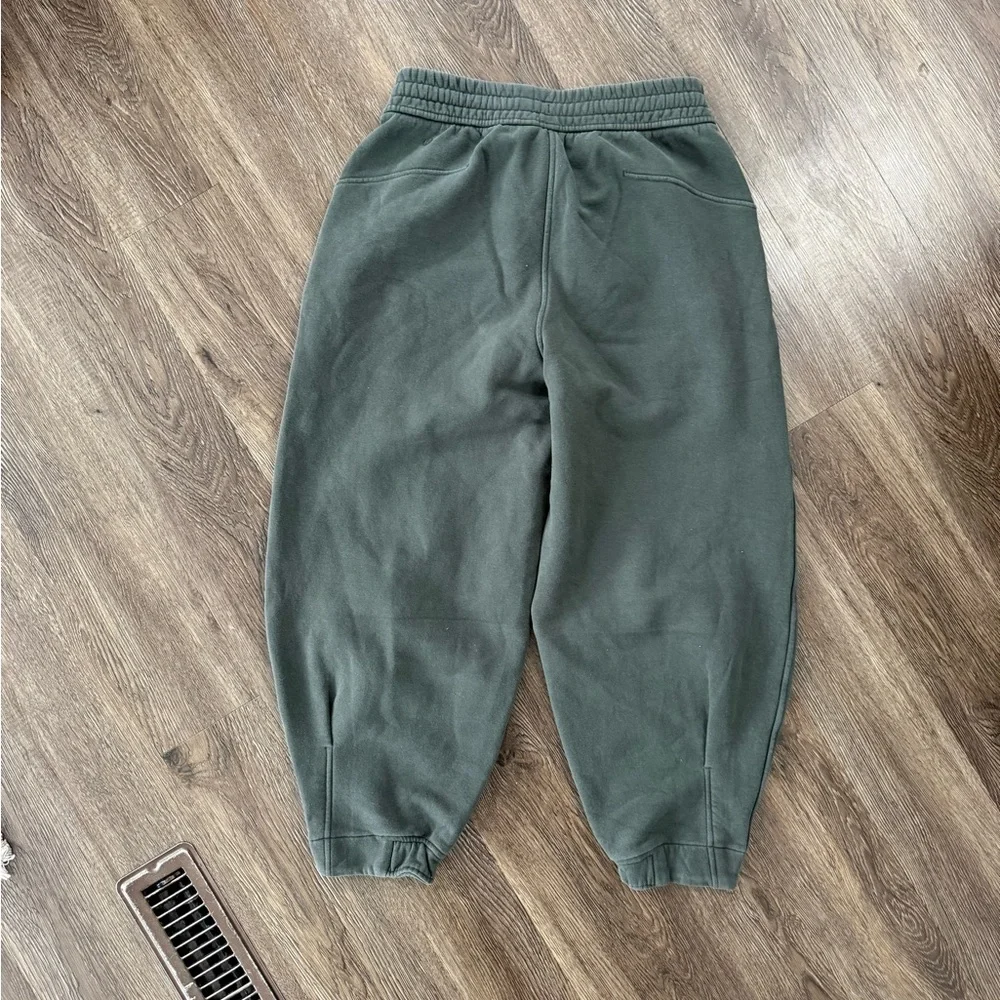 Lululemon Loungeful High-Rise Cropped Jogger - Picture 5 of 6